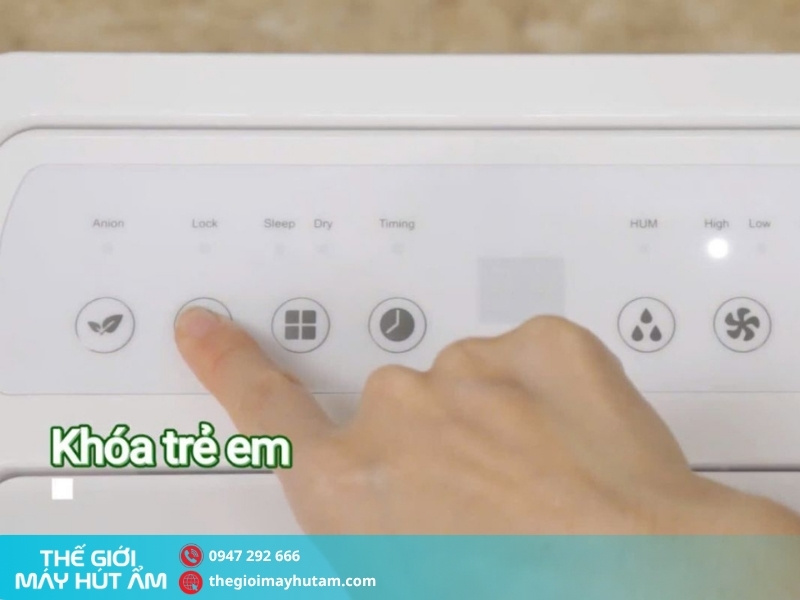 Chế độ khóa trẻ em (Lock) trên máy hút ẩm Kosmen KM 12W