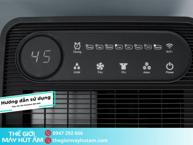 Quan sát bảng điều khiển của máy hút ẩm Kosmen KM-60S